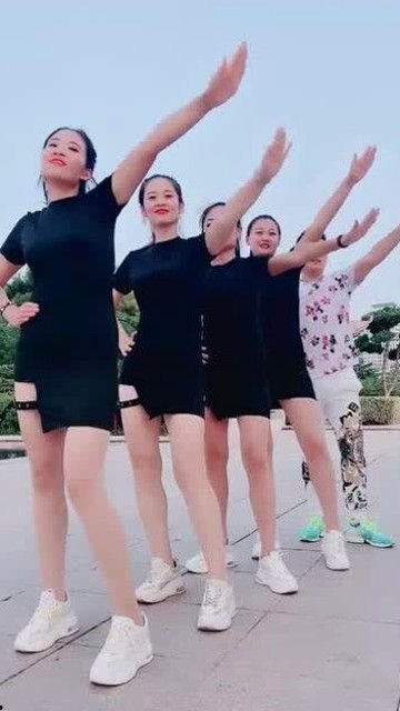 吴亦凡25岁生日见面会火爆 罗永浩跨界娱乐圈掀热议 靳东演技再获认可